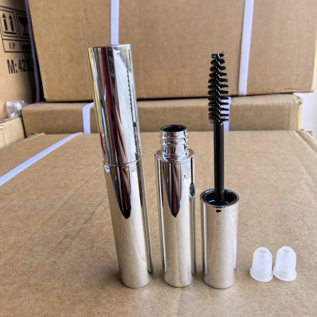 Helle silberne 10m leere Mascara-Tuben, Eyeliner- und Lipgloss-Flaschen, Dosierbehälter – Detail 3