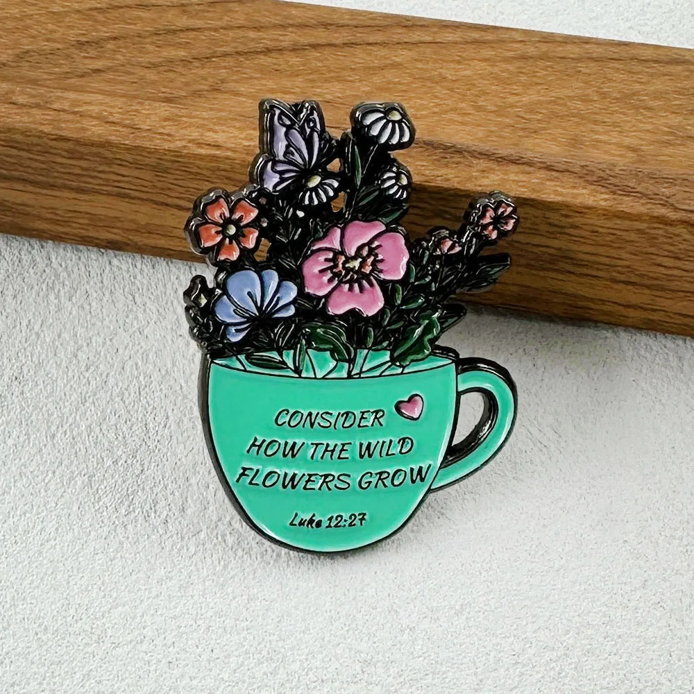 Bibelvers „Betrachtet, wie die Wildblumen wachsen“ Emaille-Pin, Blumen-Teebecher-Schmetterlings-Brosche, inspirierendes Sprichwort-Abzeichen, Accessoire – Detail 5