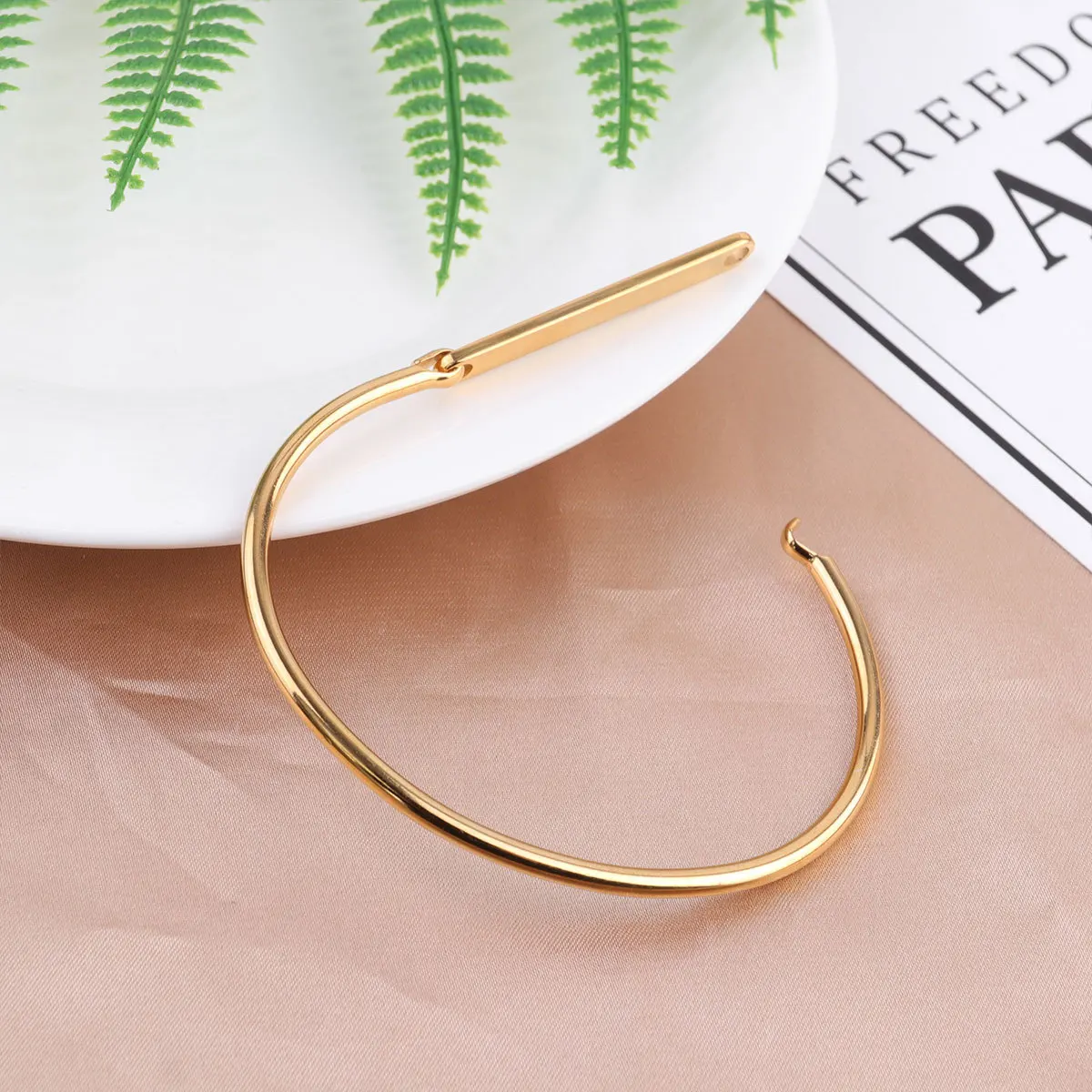 

1Pcs Golden Stylish Metal Bracelet Lightweight Durable Hand Ornament Women Gift Daily Wearing Metal Bracelet