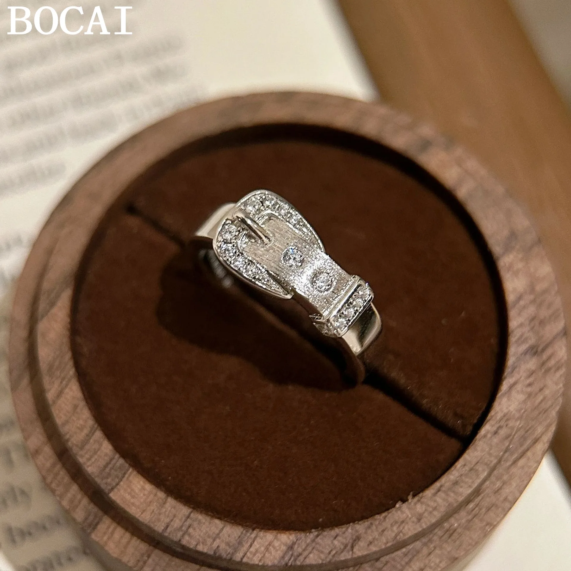 

Новое кольцо BOCAI S925 из чистого серебра, нишевое, легкое, роскошное, с матовой отделкой и бриллиантами, маленькое, в форме ремня, женское, подарок