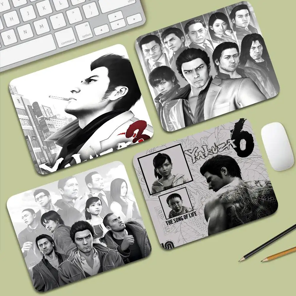 Y-Yakuza 0 Game Anime Shortcuts Mouse Pad Small Office Mousepad Cloth With Non-Slip Rubber Base For Home Computer Laptop
