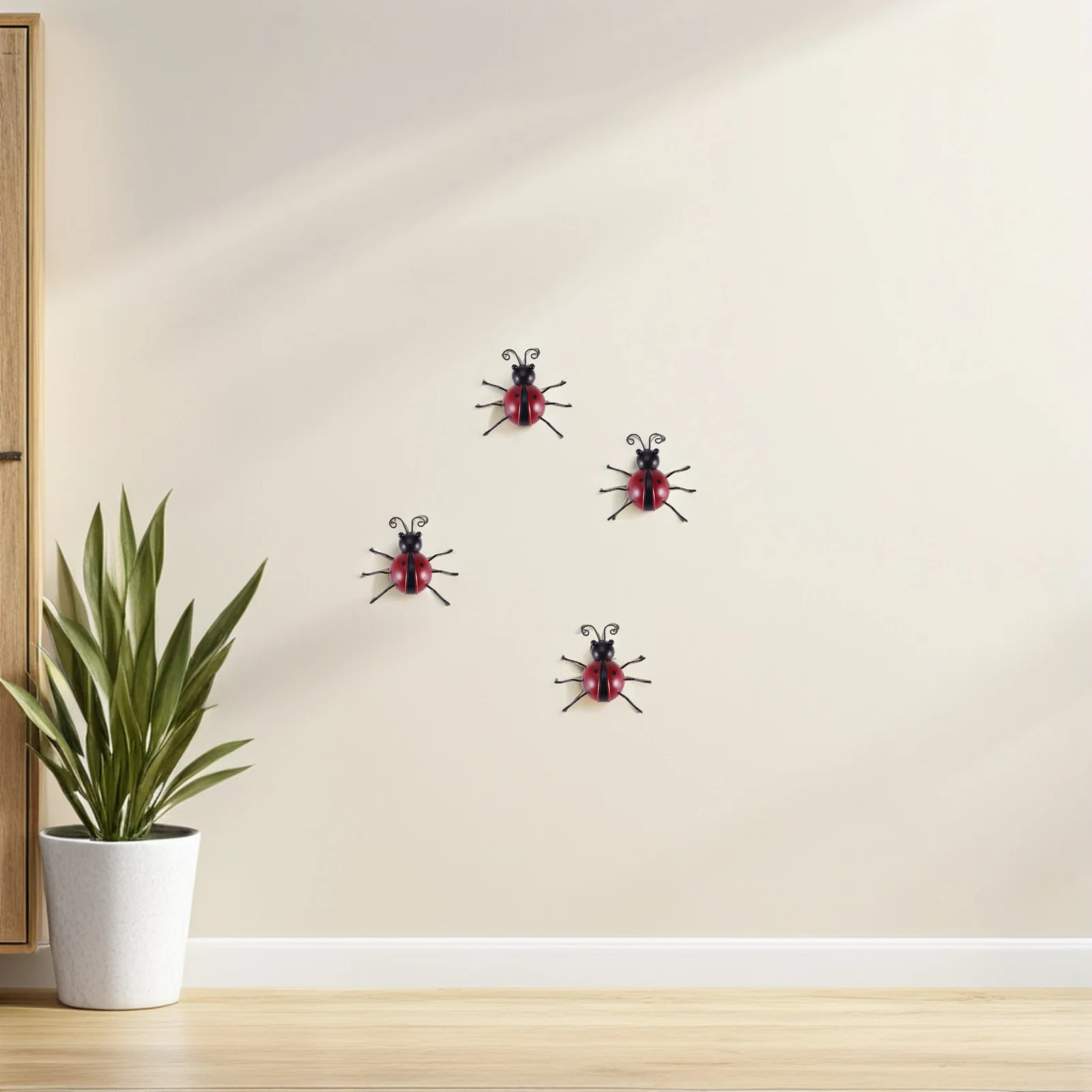 

4Pcs Iron Ladybug Wall Decor Metal Hanging Ornament Vivid Realistic Garden Decoration Metal Ladybug Wall Art Decor