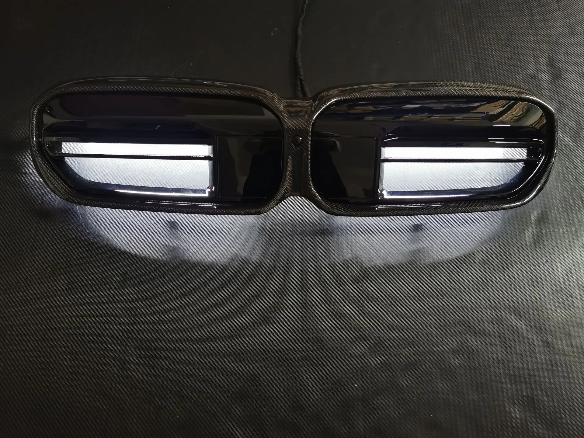 

Передний бампер для BMW 5 серии G30 G31LCI M5 2020 года, 1 шт., глянцевый карбон с светящейся решеткой радиатора.