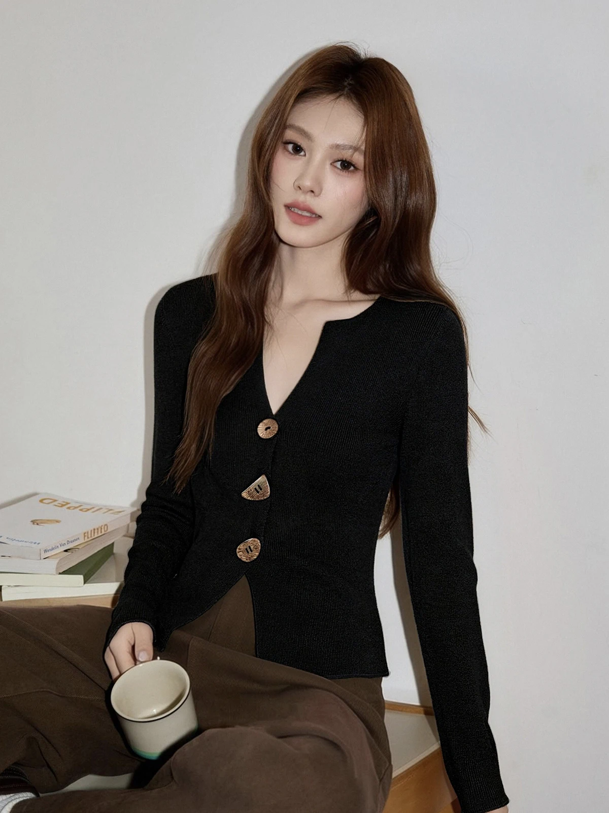 

Женская корейская трикотажная футболка с V-образным вырезом, коротким рукавом, длинным рукавом, на пуговицах, приталенная, весенняя, модная, для ранней весны