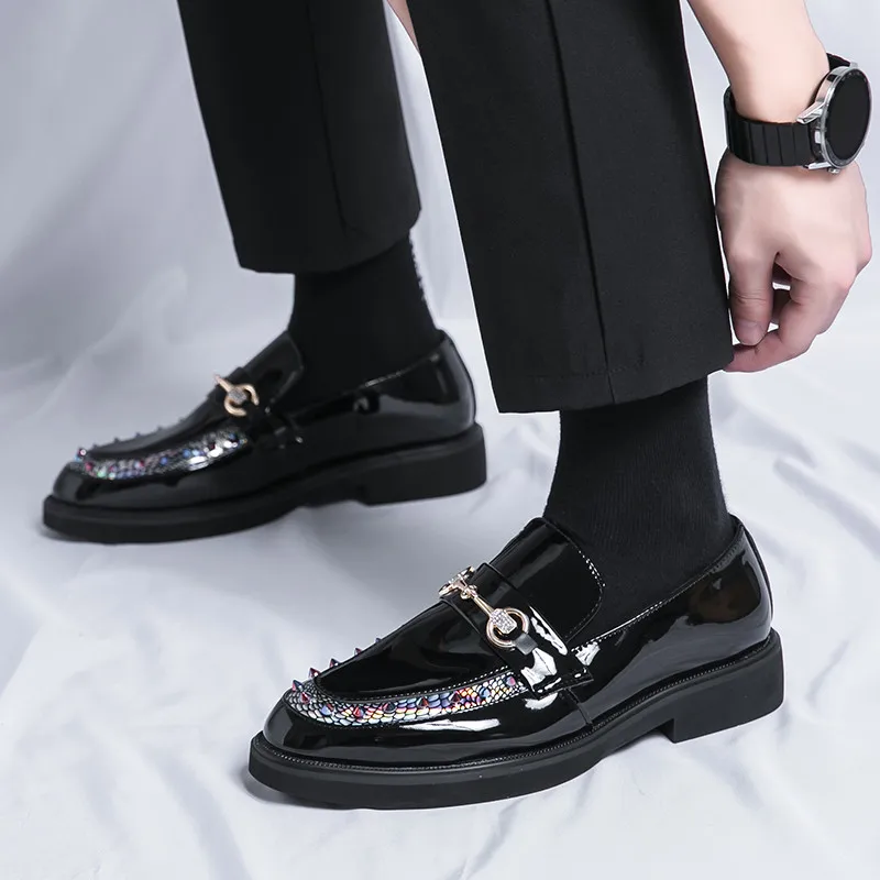 Glitter Men's Dress Shoes Black Rivet Luxury Designer Shoes Men Business Casual Slip-on Man Patent Leather Shoes sapato social