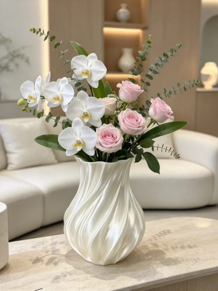 Sculptural Pearlescent White Flowing Swirl Vase, 3D Printed Artistic Desktop Flower Vessel, with Three-Dimensional Wave-Like Edges That Resemble Flowing Satin, Presenting a High-End Pearl Luster under Light and Shadow. It Is Both a Practical Flower Arrangement Container and a Modern Art Ornament, Suitable for Placing in the Living Room, Entryway, or Dressing Table. It Complements Various Modern Home Decor Styles Such as Light Luxury and Wabi-Sabi, Injecting an Artistic Vibe into the Home Space. It Is the Preferred Decoration Choice for Those Who Pursue a Life of Aesthetics