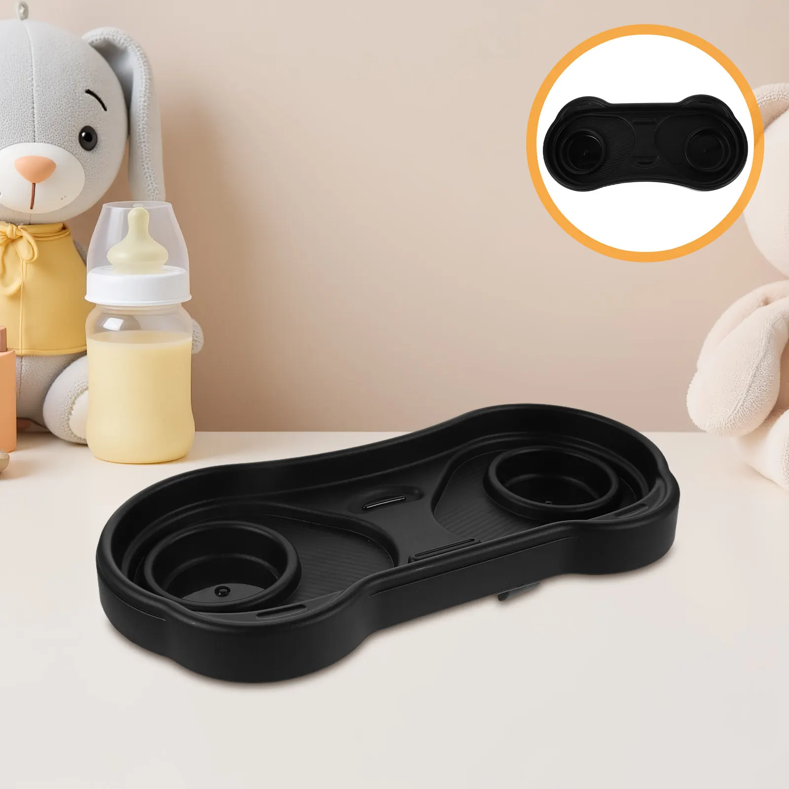 プラスチック製のベビーカー用トレイ。あらゆるベビーカーに対応し、赤ちゃんの体型に合わせた形状で、取り外し可能。