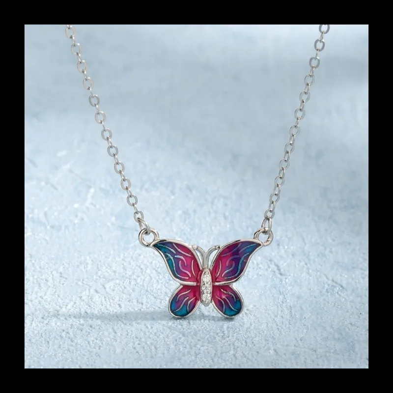 الرجعية S925 الفضة الاسترليني مسحوق أزرق جديد تغيير تدريجي الايبوكسي فراشة قلادة الأزياء الخفيفة الفاخرة عالية الشعور قلادة ومي