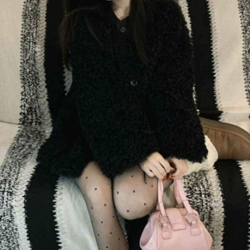 معطف فرو شتوي جديد صديق للبيئة لعام 2025 للنساء متوسط وطويل من صوف الضأن الأسود السميك #5