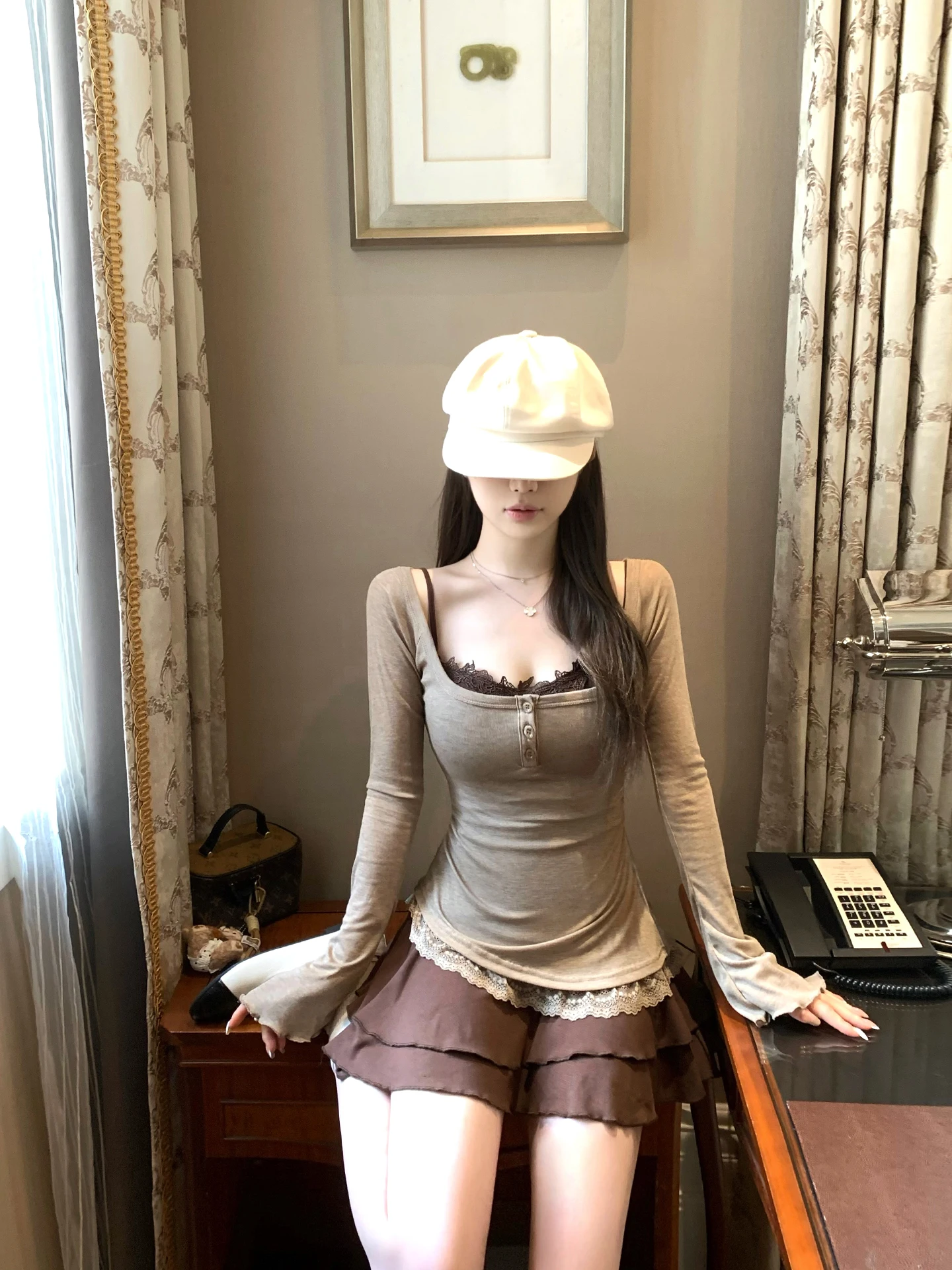 

Комплект из двух предметов Pure Desire: кружевной топ с открытыми плечами и прозрачные брюки с цветными вставками, облегающий повседневный костюм H-образного силуэта