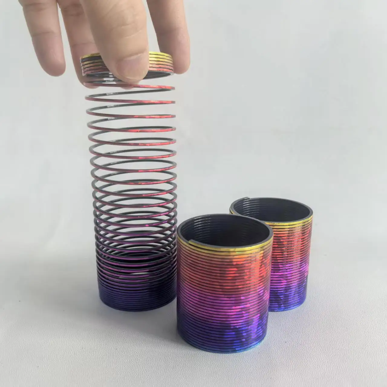 

1/3/6 шт. миниатюрных игрушек-пружинок с блестками и радужным эффектом, с полосками из золотой фольги. Идеально подходит для детей, в качестве подарков на вечеринках и призов на карнавале.