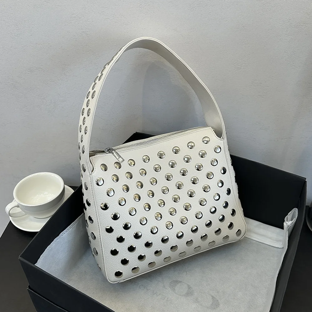 Хит продаж, женская большая вместительная новая повседневная персонализированная модная универсальная сумка на плечо с заклепками в мотоциклетном стиле