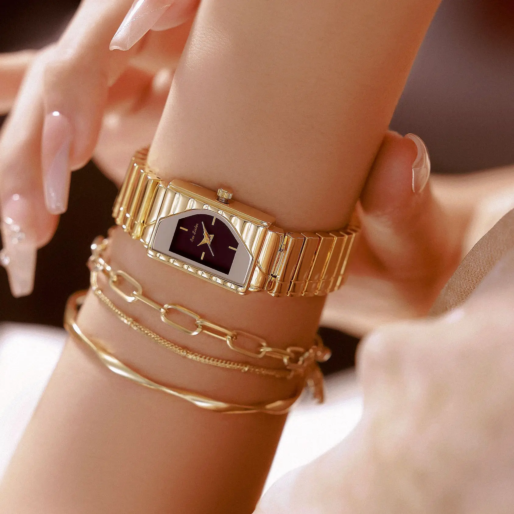Luxury Retro Gold Black Cool and Elegant Temperament Steel Strap Quartz Watch for Women's Unique Design Fashion Women's Watch