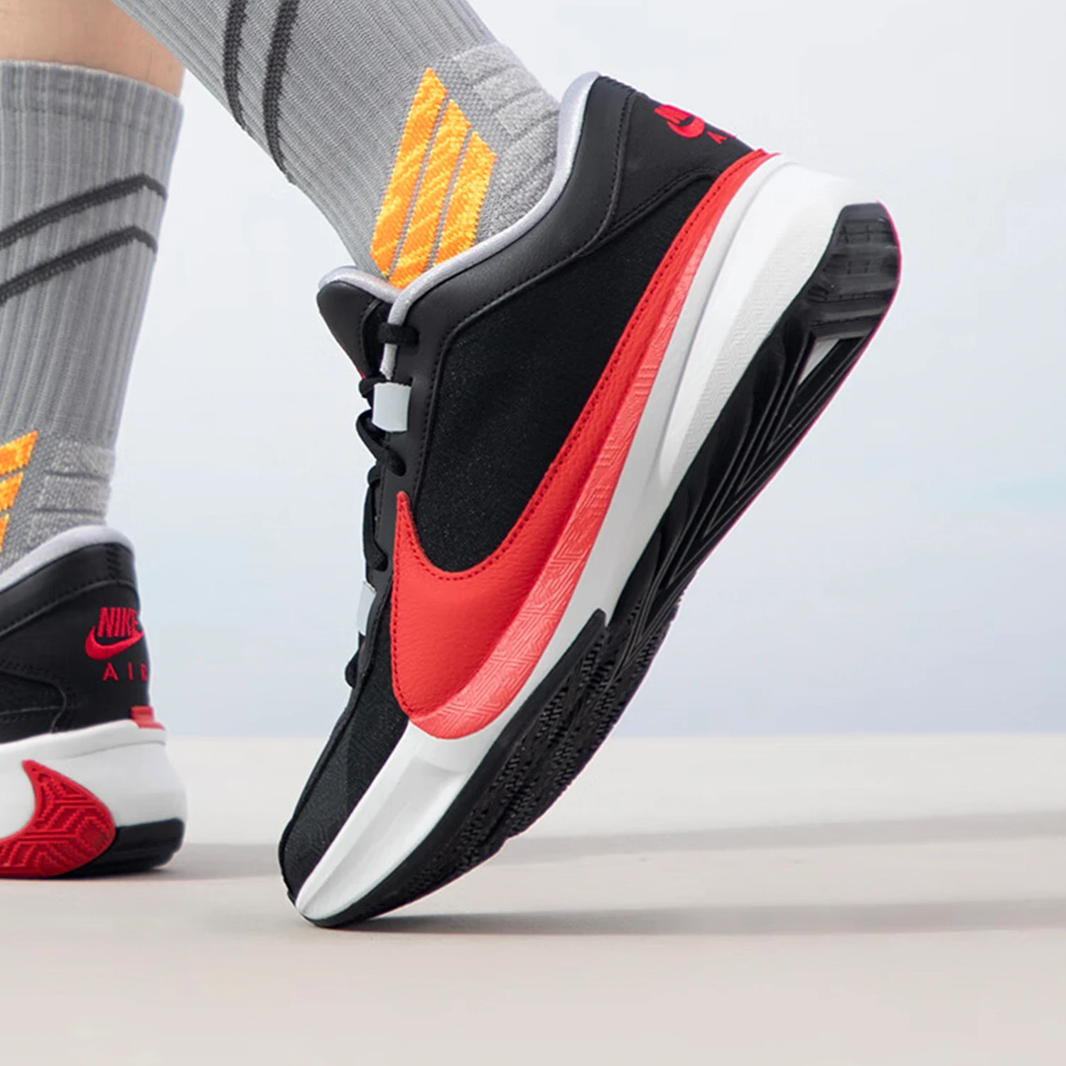حذاء كرة السلة الأصلي Zoom Freak 5 EP للرجال من Nike DX4996-004