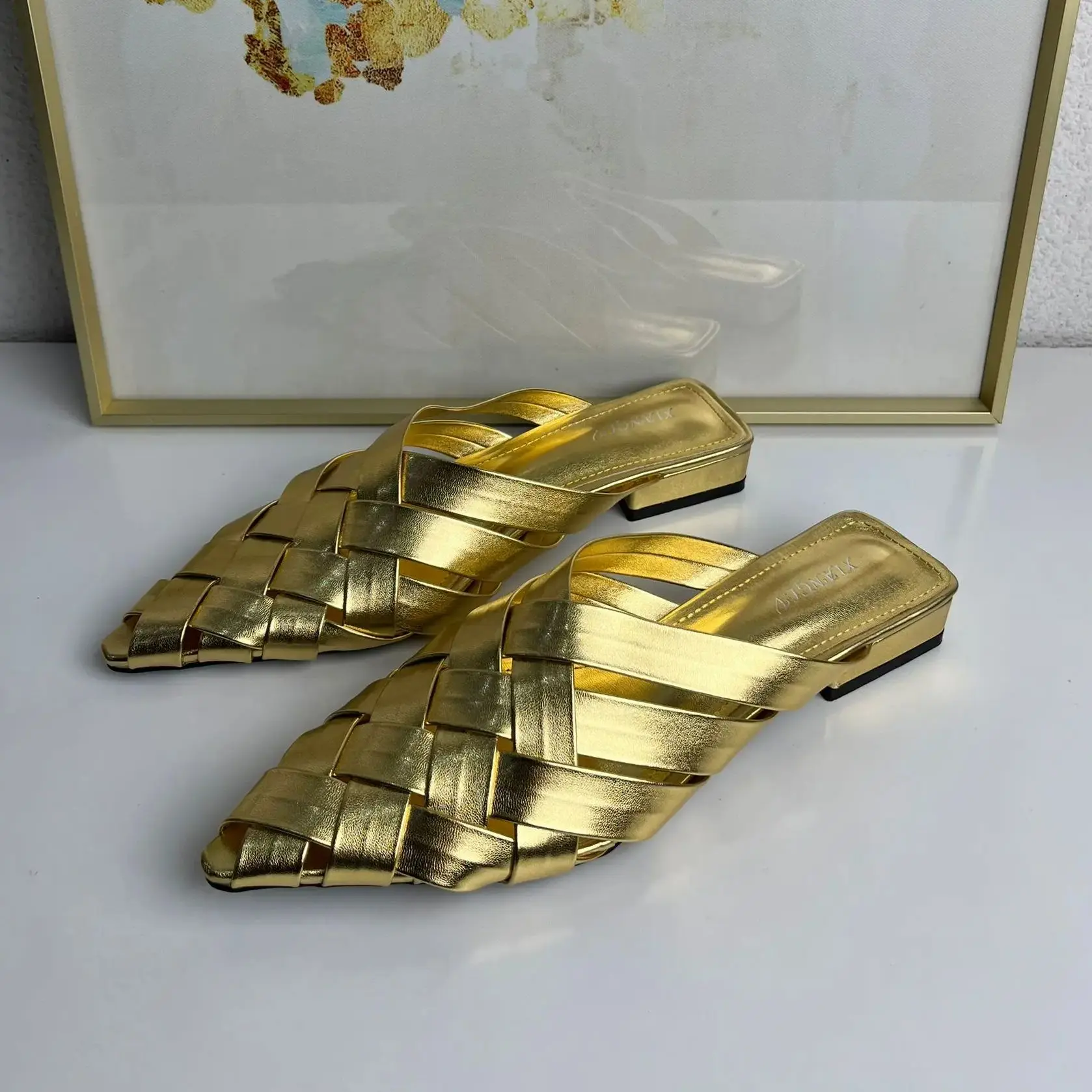 

Sharp Pointed Low Heeled Slippers for Summer 2025 New Wear Fashionable Woven PU Leather Toe Cover Golden Muller Shoes Woman
