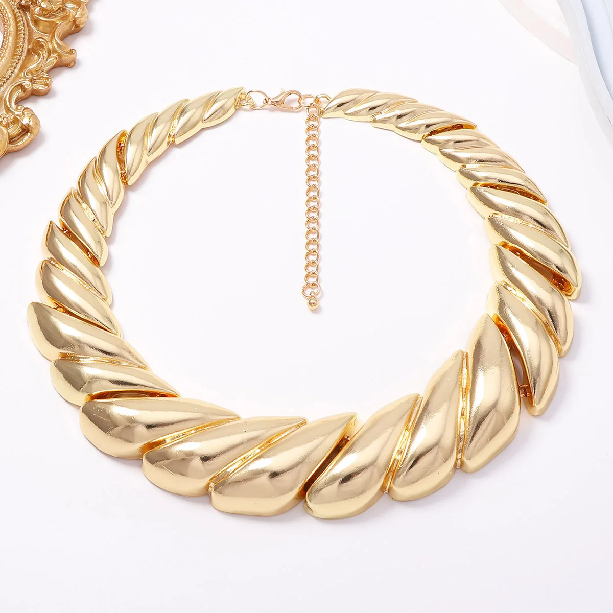 Vintage Metall Gedrehte Massive Choker-Halskette für Frauen, Statement-Schmuck, Geschenke für Feiertage und Partys – Detail 5