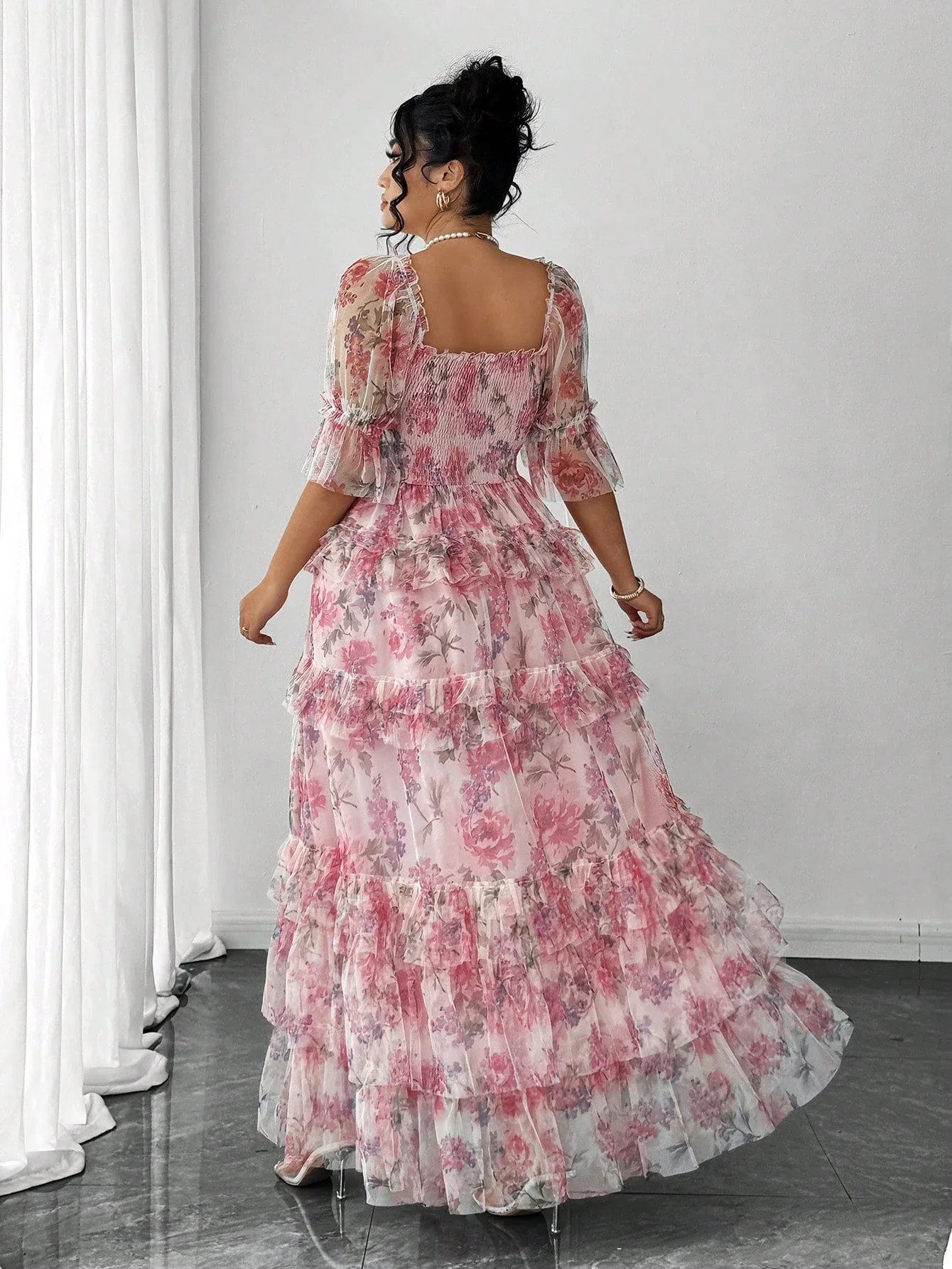 

Элегантное романтичное платье макси с цветочным принтом и многоярусными оборками для женщин