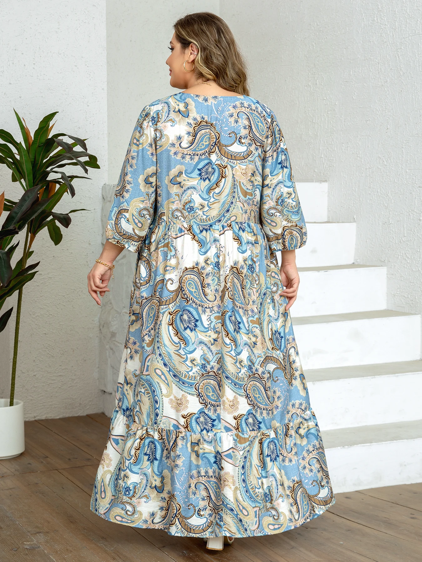 Женское сине-коричневое платье больших размеров в этническом стиле с принтом пейсли и v-образным вырезом с половиной рукавов и завязкой на талии