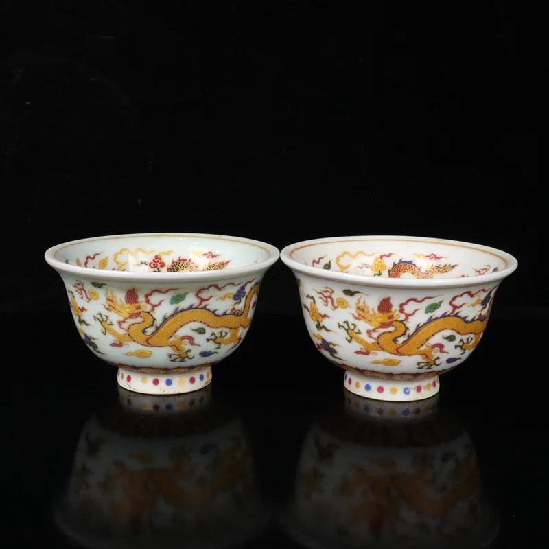 A pair of traditional Chinese dragon patterned porcelain cups and colorful fish and algae patterns porcelain cups handicrafts
