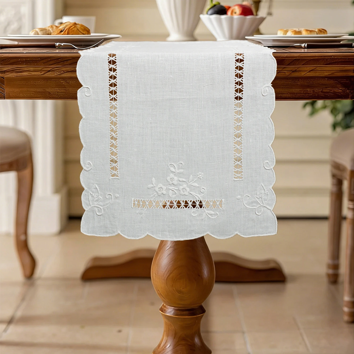 Handgefertigter, bestickter Leinen-Tischläufer im französischen Vintage-Stil mit hohlem Blumenmuster, gewelltem Rand, Tischdekoration für den Esstisch, Heimdekoration – Detail 3