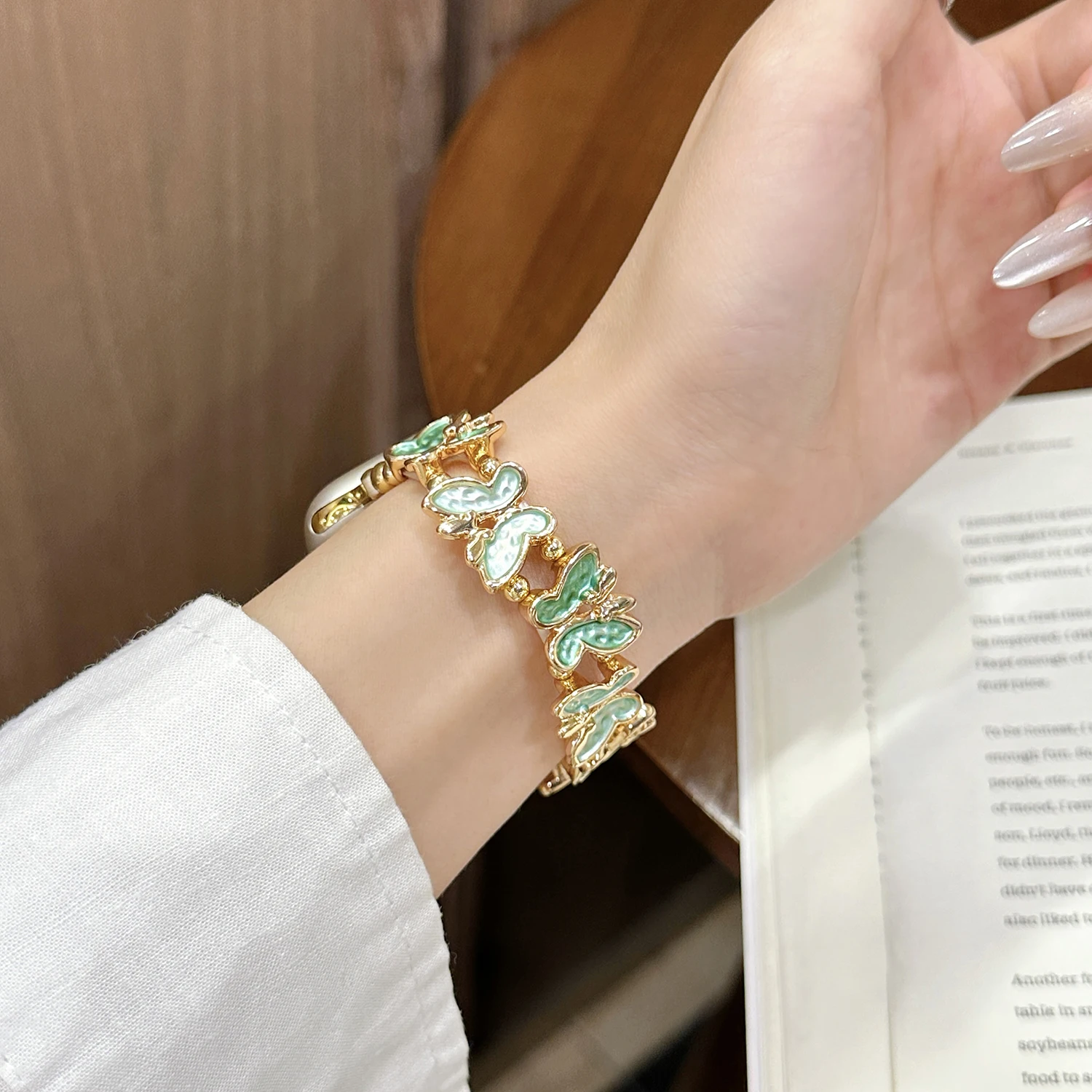 حزام سوار مرن على شكل فراشة لساعة أبل S10 42/46 ملم 38/40/41-45 لسلسلة IWatch Ultra 9 8 7-4 حزام نسائي أنيق