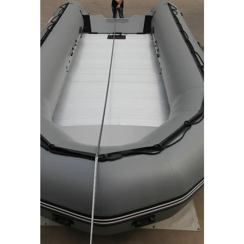 Grand bateau gonflable robuste populaire de 5.5m 6m 6.5m 7m 7.5m avec deux petits tubes au fond