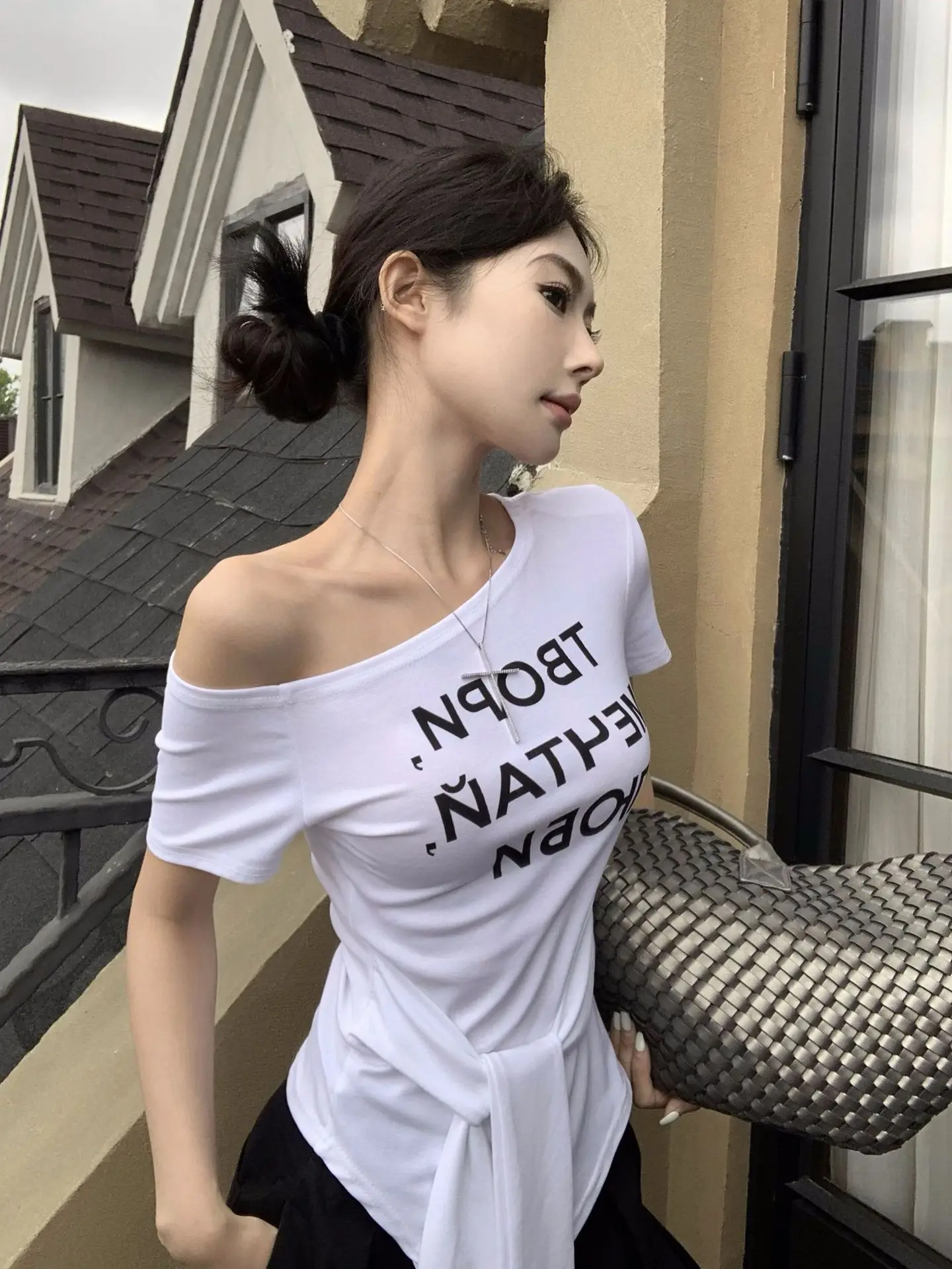 Damen Sommer T-Shirt mit Buchstaben-Print, One-Shoulder, Kurzarm, Slim-Fit Top, Mädchen Kurzes Studenten-Basisshirt, Lässiges T-Shirt für Frauen – Detail 5