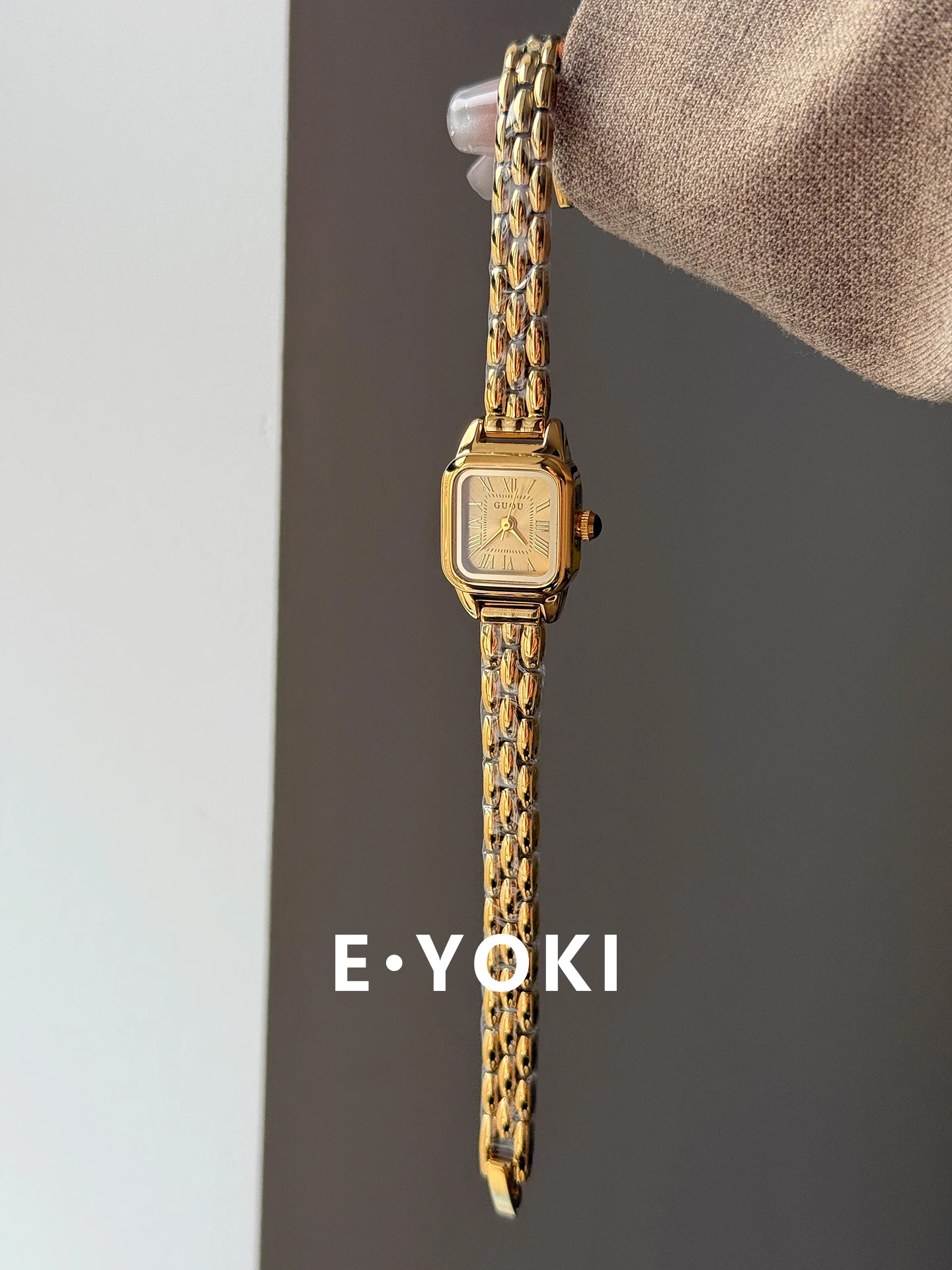 ساعة يد نسائية أنيقة، سوار مكعب سكر صغير، حزام فولاذي، ساعة كوارتز نسائية بسيطة ولكنها فاخرة.