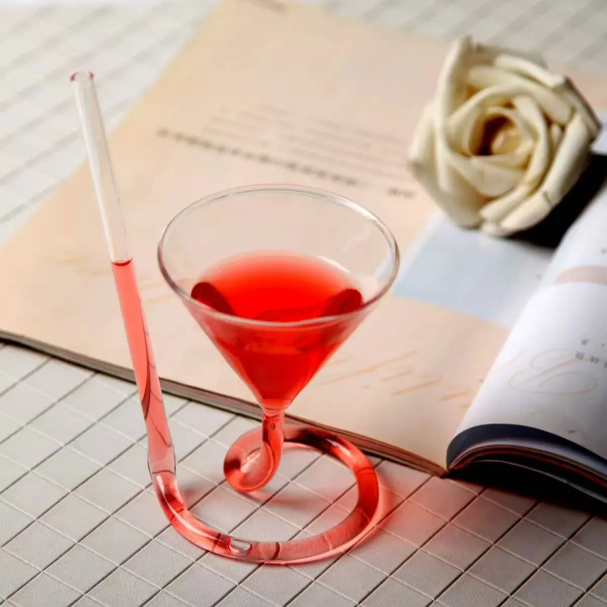 Trendy Creative Spiral Cocktail Glass with Straw, Heat-Resistant Creative Vampire Milk Cup, 1 Piece