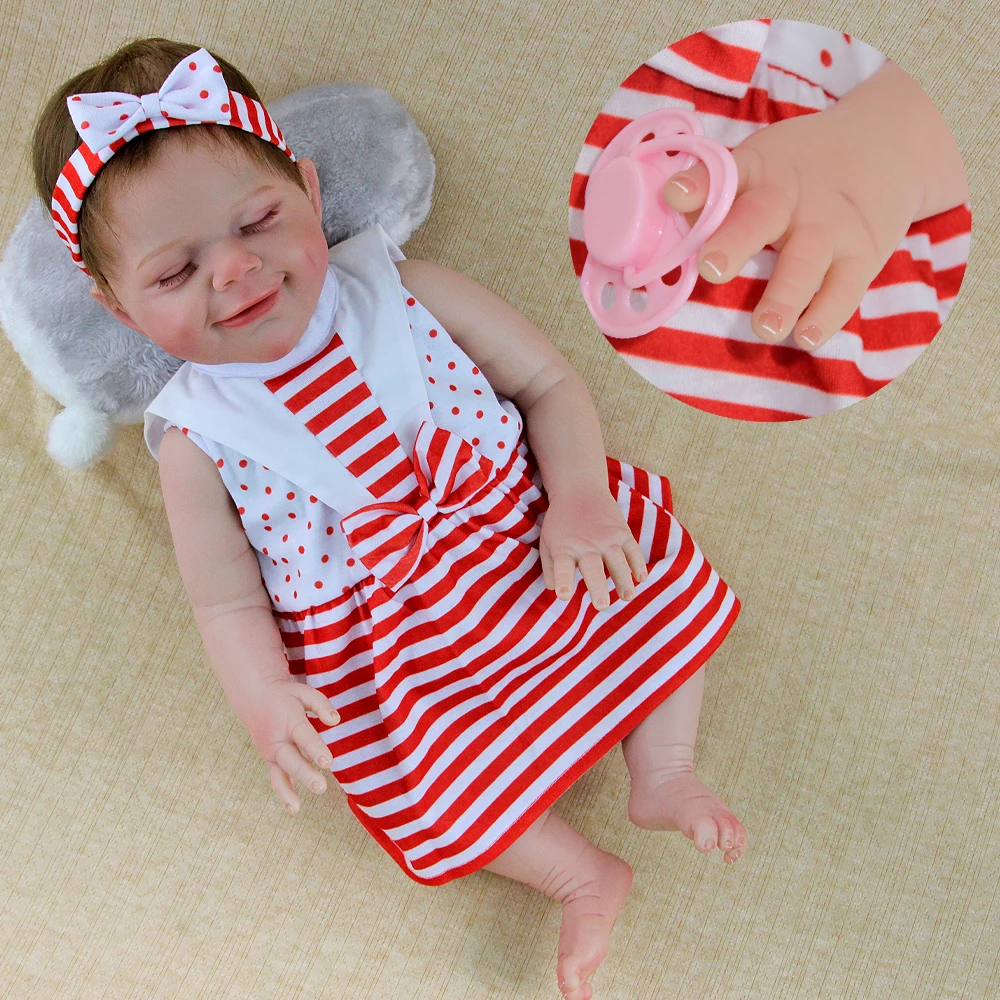 Baby Doll rinato con volto sorridente da 18 pollici, materiale in vinile, abito a strisce rosse, squisite caratteristiche facciali realistiche, compagno per bambini