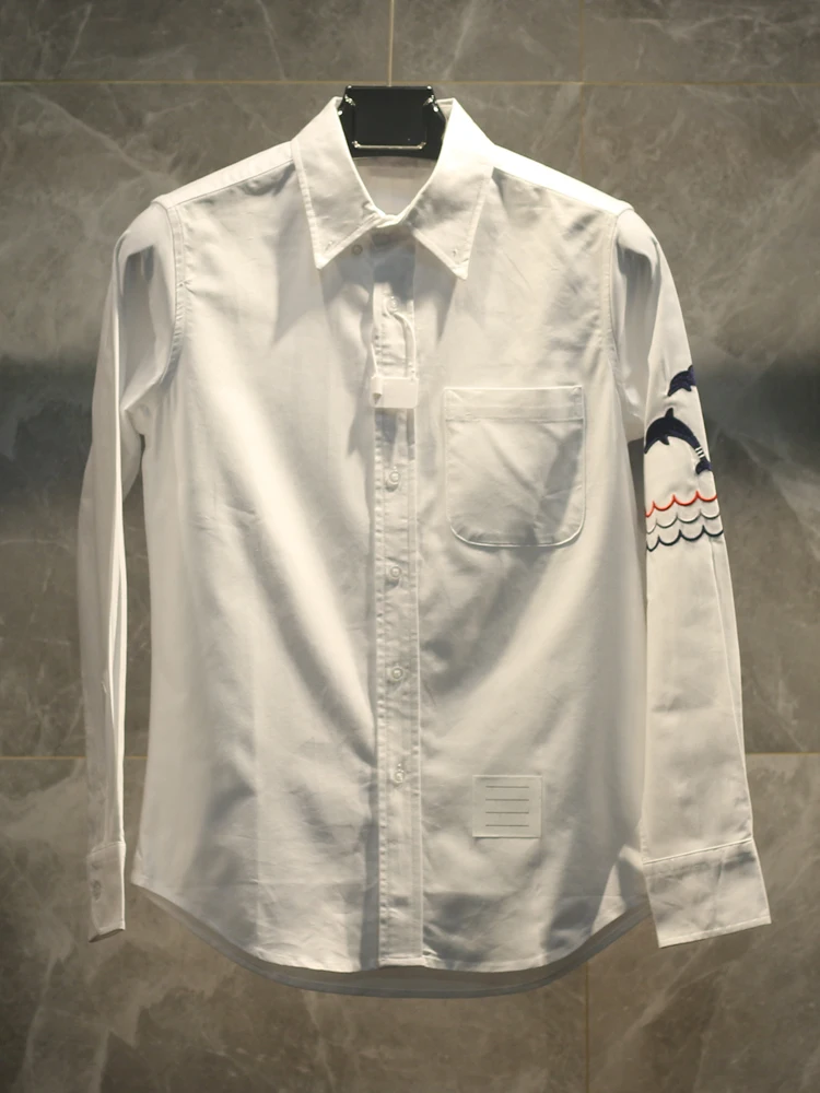 

Мужская модная рубашка из ткани Оксфорд с вышивкой в виде волнистого дельфина, весна-осень, премиум-класса, белая, приталенного кроя, с длинным рукавом, с острым воротником.