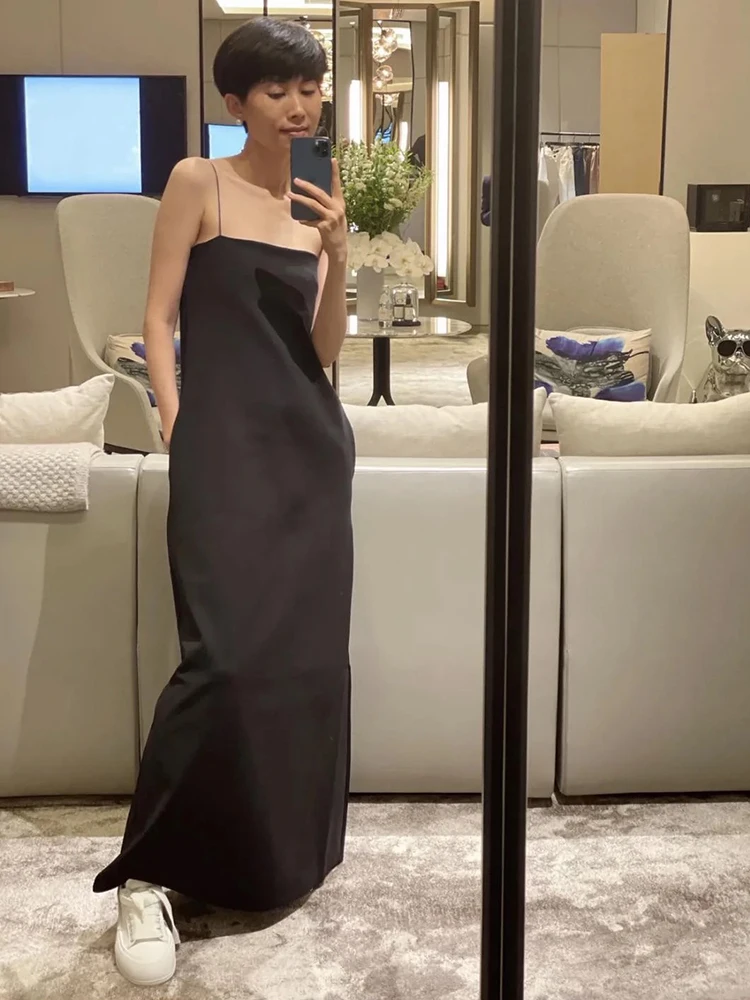 Simple sleeveless halter dress with draping effect, straight and loose fit, slimming, suitable for both work and vacation wear.
