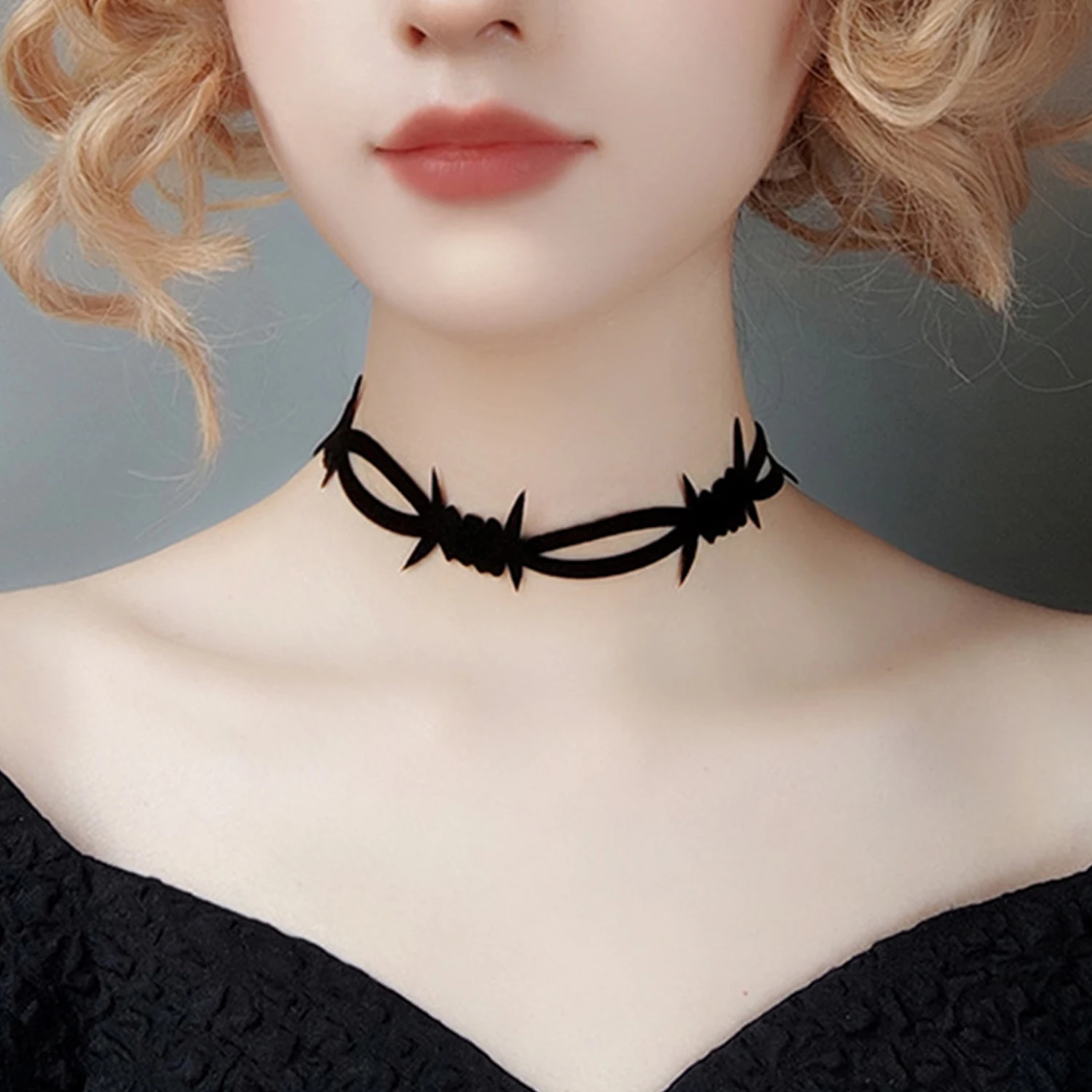 Gothic Thorns Velvet Necklace Fashion Womens Accessoires Punk Soft Black Velvet Choker Necklace Girl Neck Jewelry Colar Feminino