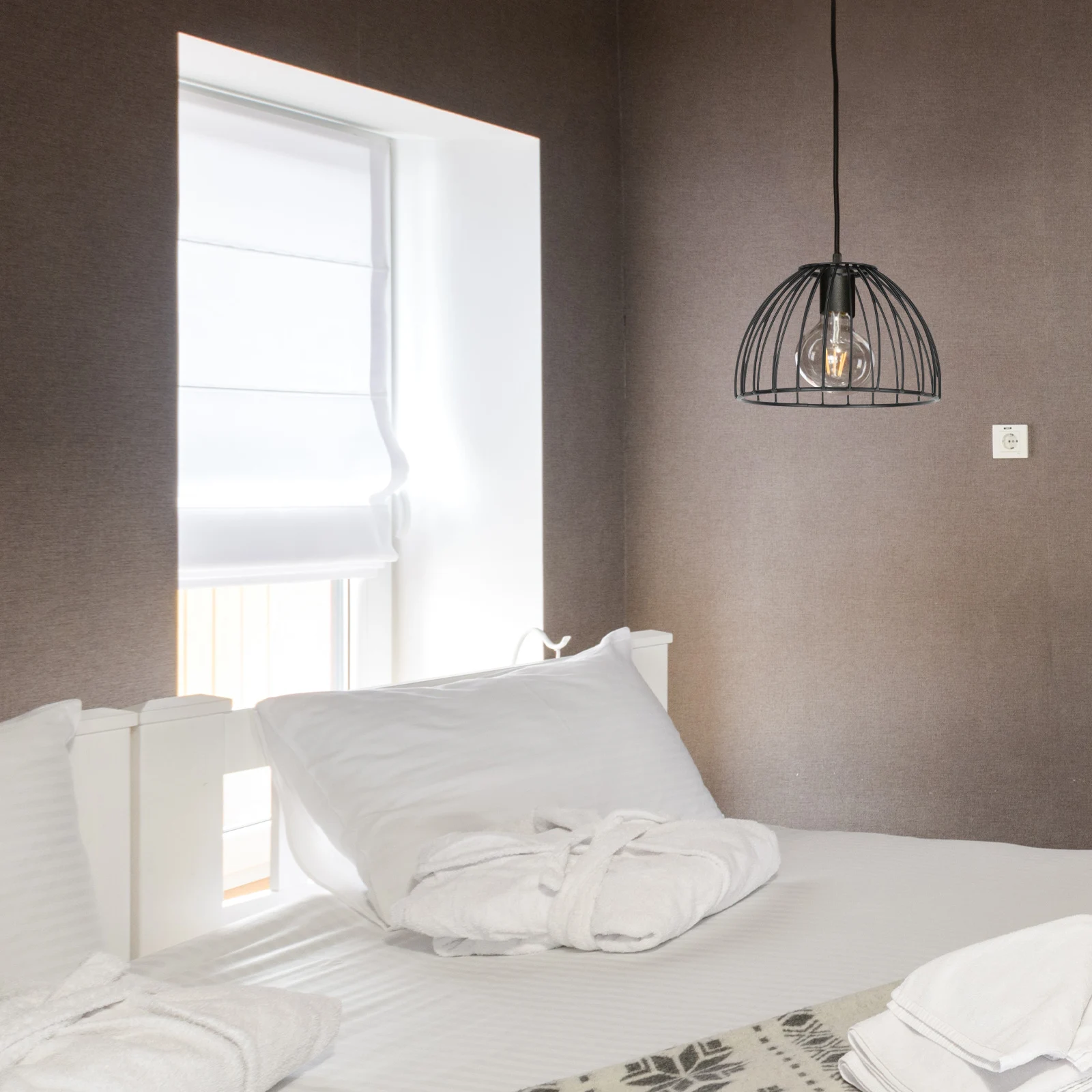 

Metal Lamp Shade Hollow Out Design Lightweight Hanging Pendant Dome Replacement Lampshade for Home Hotel Restaurant Chandelier