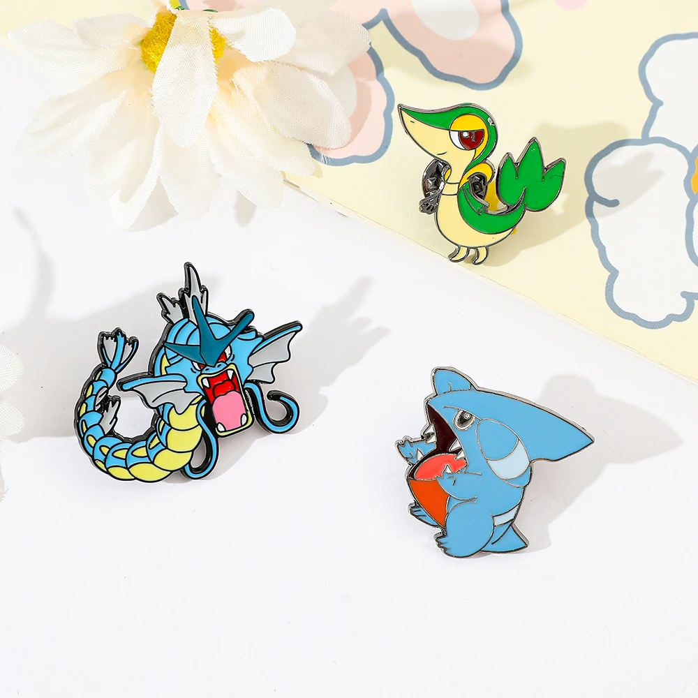 Ästhetische, niedliche Drachen-, Hai- und Schlangen-Metall-Anstecknadeln, Sammlerstücke, dekorative Pins für Anime-Fans und Teenager, Geschenk – Detail 1