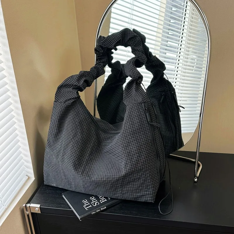 

Осень-зима 2025: непринужденная сумка через плечо в ленивом стиле, сложенная ниша, большая вместительная клетчатая сумка через плечо для поездок на работу