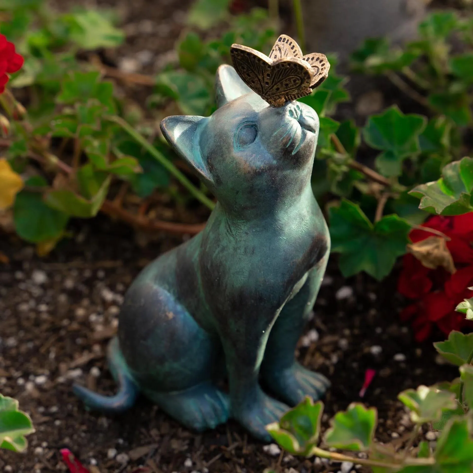 Neugierige Katze und Schmetterling Garten im Freien Skulptur Statue Bronze Rasen Veranda Harz Figur Wohnkultur