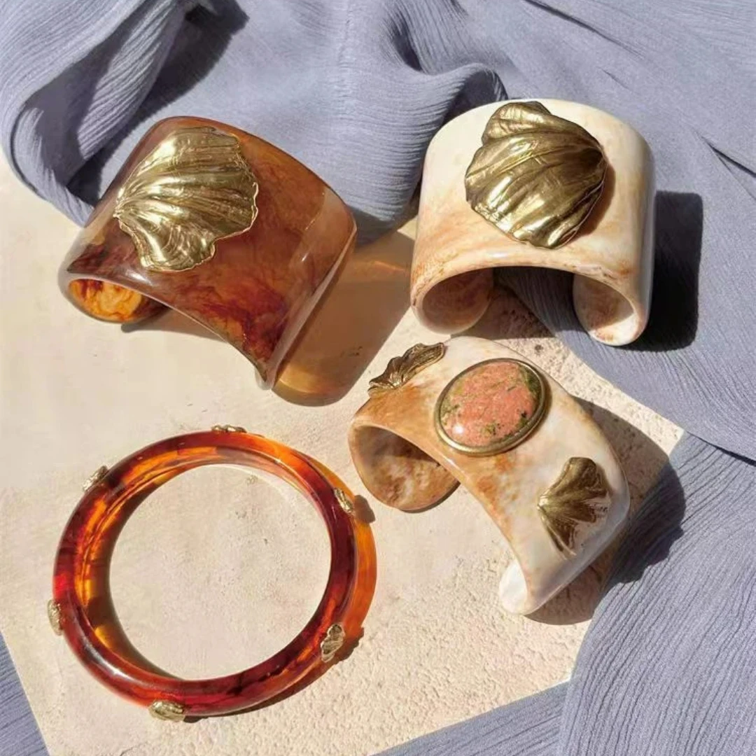 

Elegant Wide Resin Wide Bracelet, Light Luxury Holiday Style, Versatile Hand Accessory, Personalized Niche Design Wide Bangle