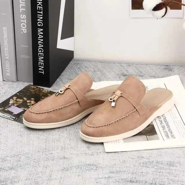 Dames loafers van blauw hemelblauw suède, comfortabele platte sandalen met metalen charme
