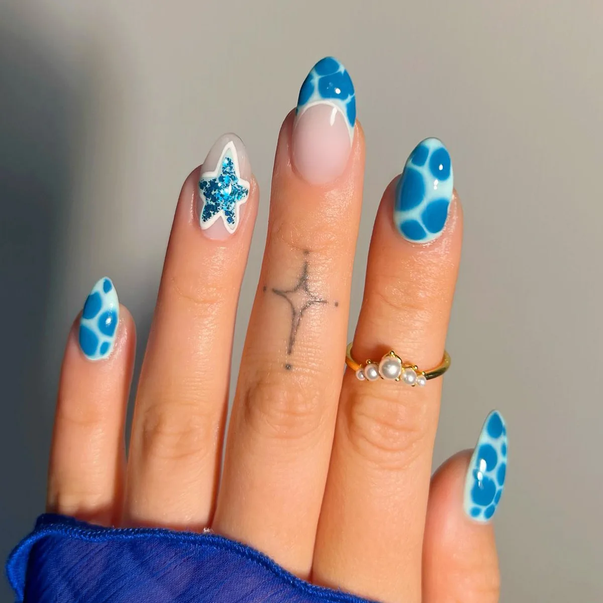 Uñas postizas de almendra corta con purpurina y estrellas azules, uñas postizas extraíbles, y2k, 24 piezas