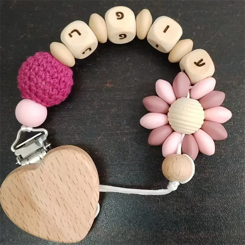 2025 ที่กําหนดเองส่วนบุคคลชื่อ Pacifier คลิป Handmade Beech ไม้ซิลิโคนมงกุฎผู้ถือจุกนมหลอก Baby Teether ของเล่น Chew ของขวัญ