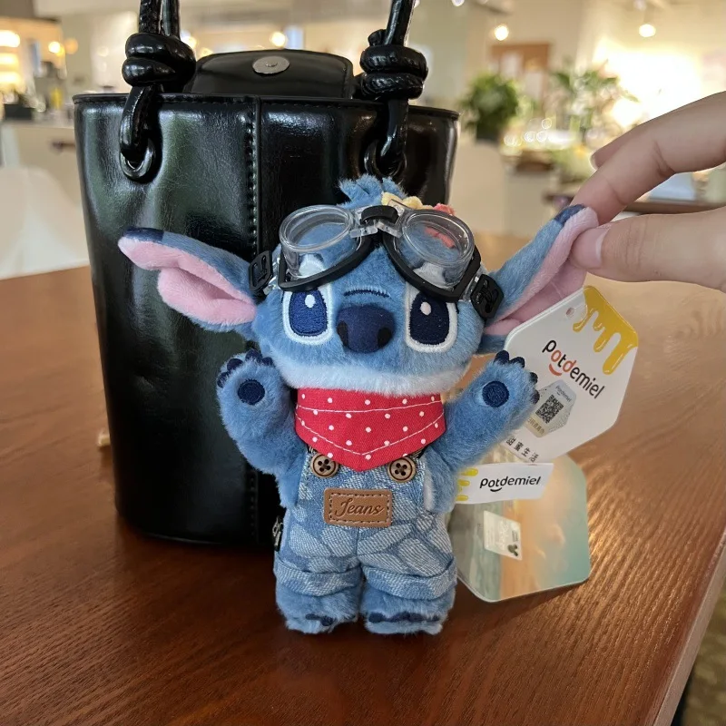 2025, offiziell lizenzierter Stitch-Schlüsselanhänger und Taschenaufhänger, weiche und niedliche Hockpose mit Schutzbrille, blauer Schal, Lilo und Stitch