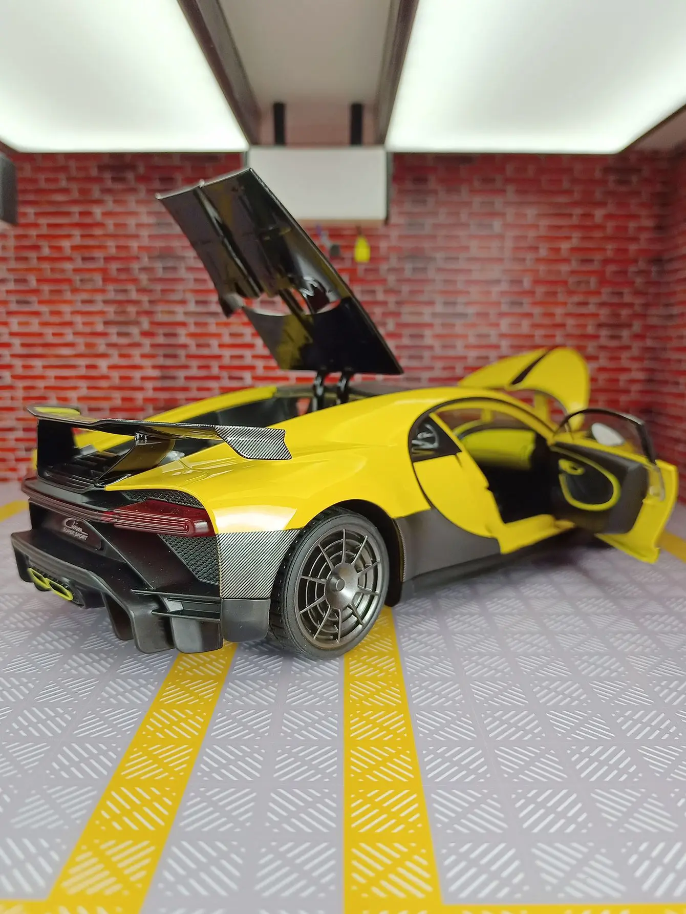 1:18 grand modèle de voiture en alliage retirer acusto-optique jouet pour enfants voiture anniversaire peut être donné comme cadeau d'anniversaire à des amis