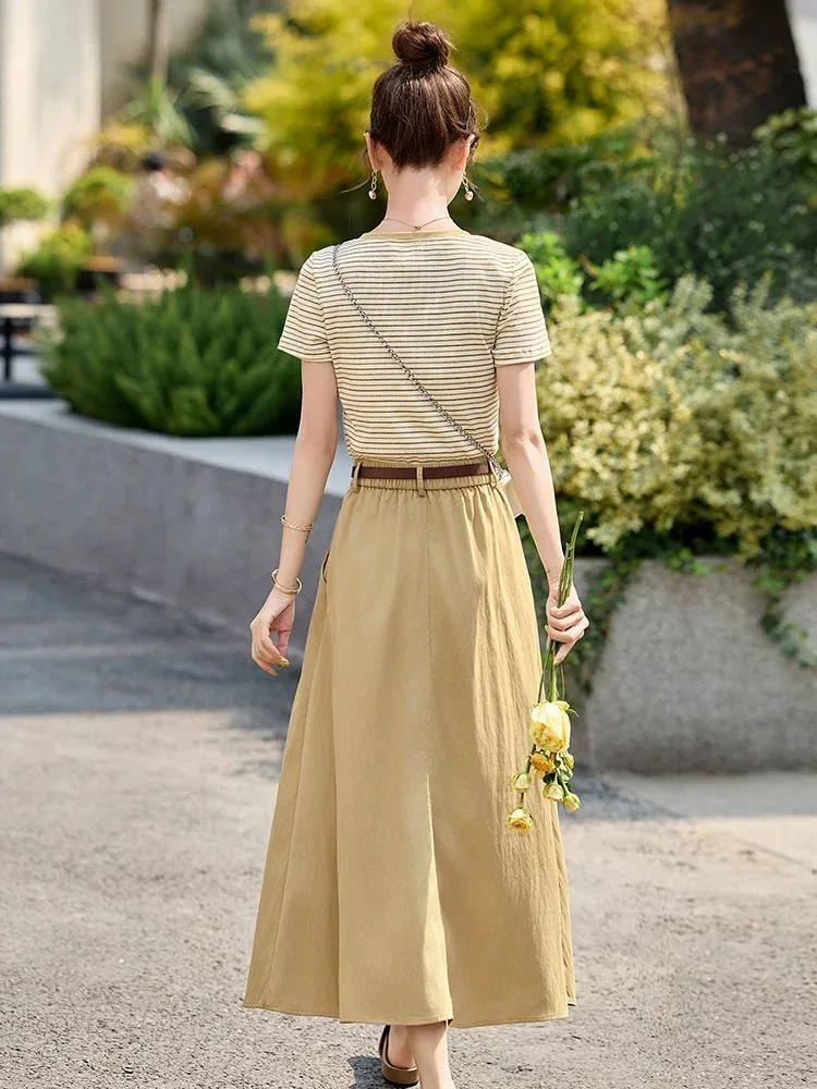 Sommer 2025, modisches, elastisches Design, schlankmachendes, gestricktes Streifen-Top und vielseitiger halber Rock, zweiteiliges Set für den Pendelverkehr für Damen