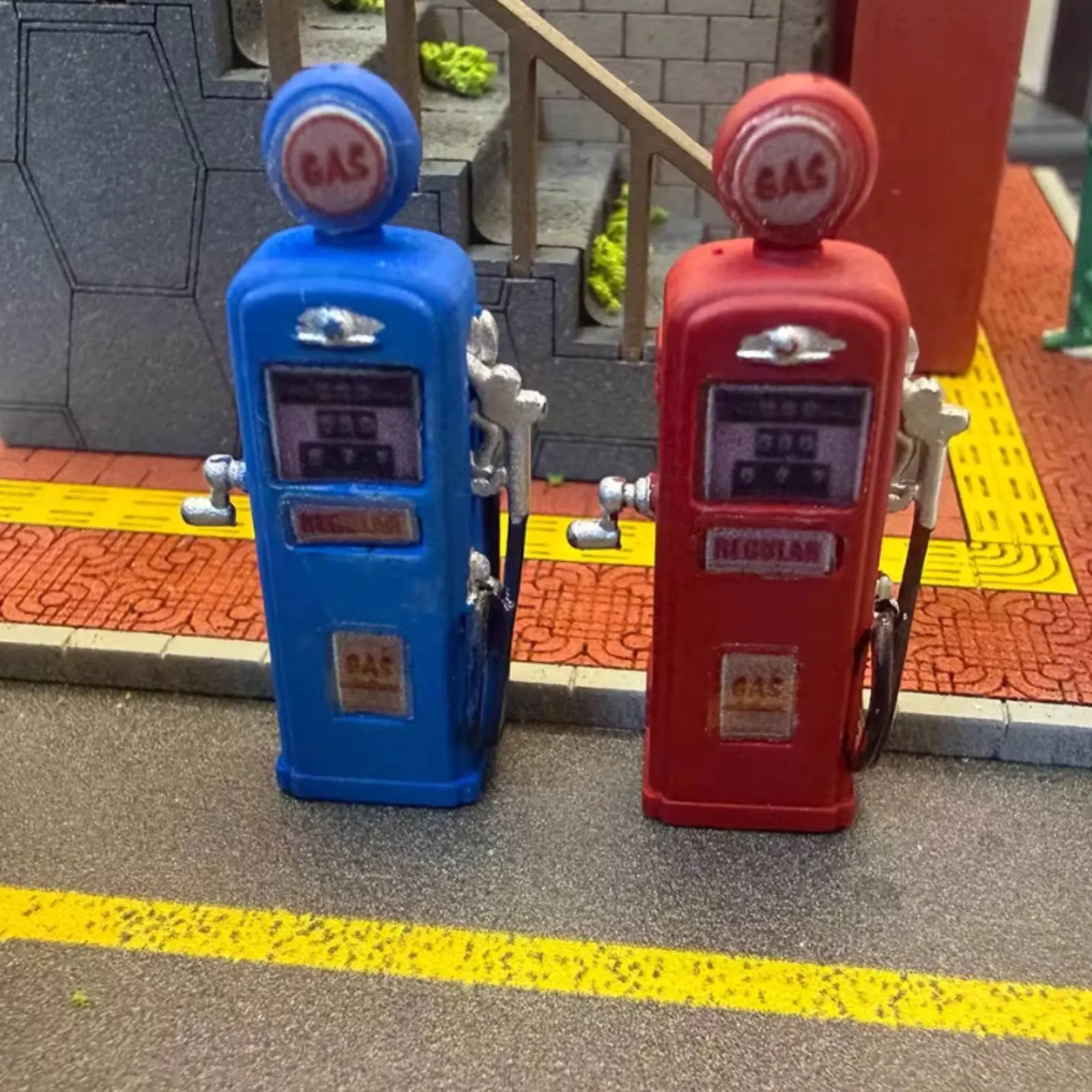 

1:64 Scale Gas Pump Realistic Realistic Feature Miniature Retro Gas Pump Mini Landscape Decoration Weathered Finish