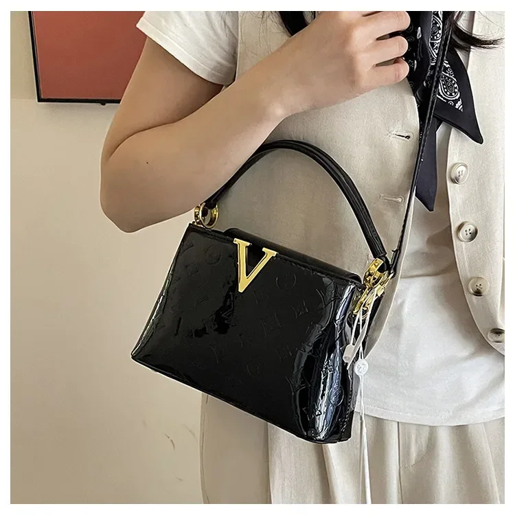 Дизайнерский стиль! Летняя женская сумка из лакированной кожи 2025 года — текстурированная сумка через плечо премиум-класса с тиснением букв
