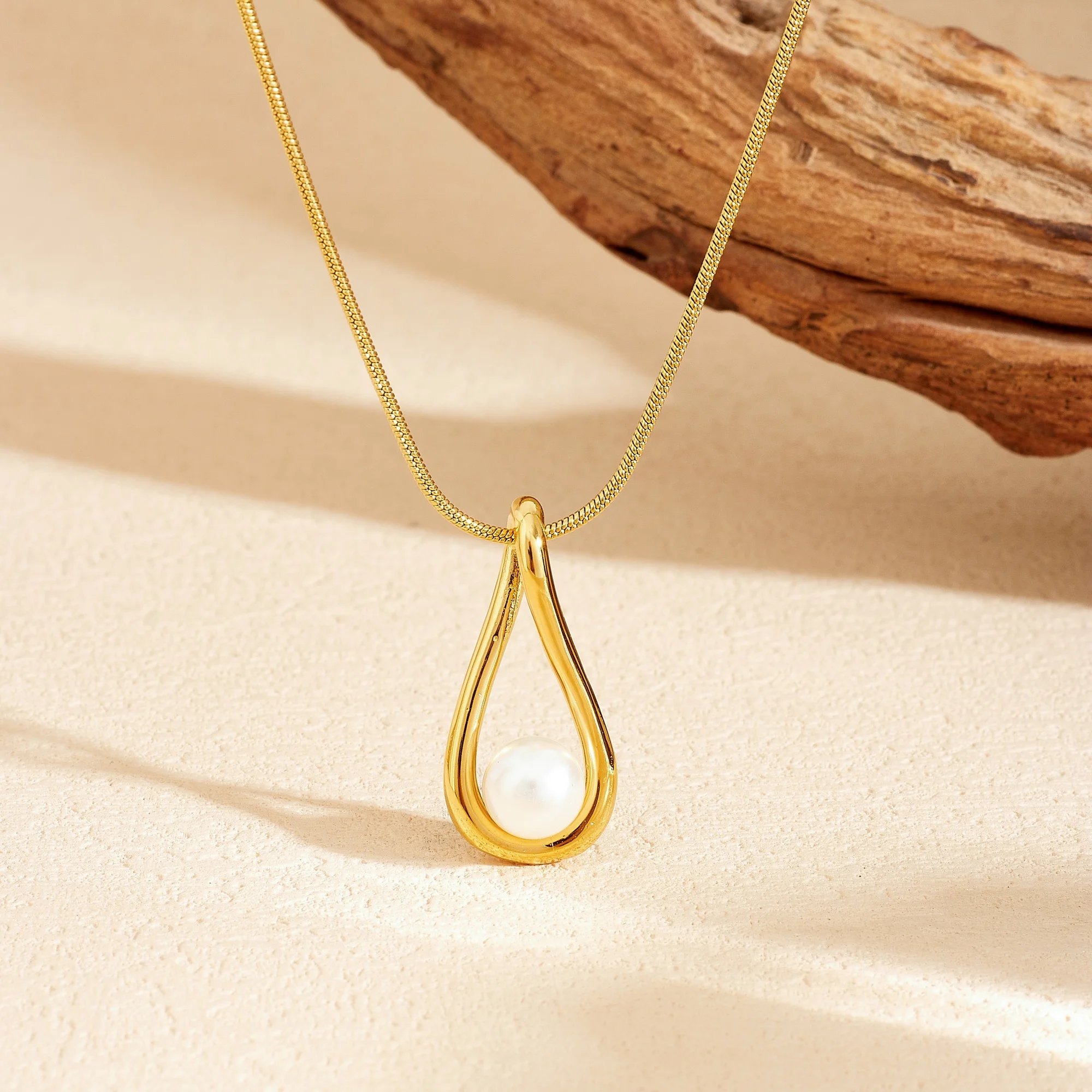 Halskette mit Anhänger aus Edelstahl, goldfarben, mit ausgehöhltem Tropfen-Design und Perlen-Einlage, Damen, leichter Luxus, Halskette, Schmuck, Geschenk