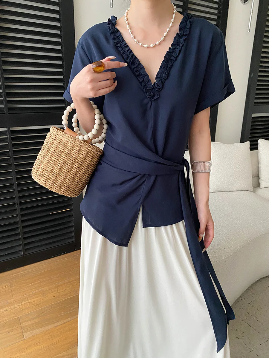 Sommerliches Damen-Shirt in unifarbenem Design mit V-Ausschnitt, Bördelkante und Taillenband, Kurzarm – Detail 23