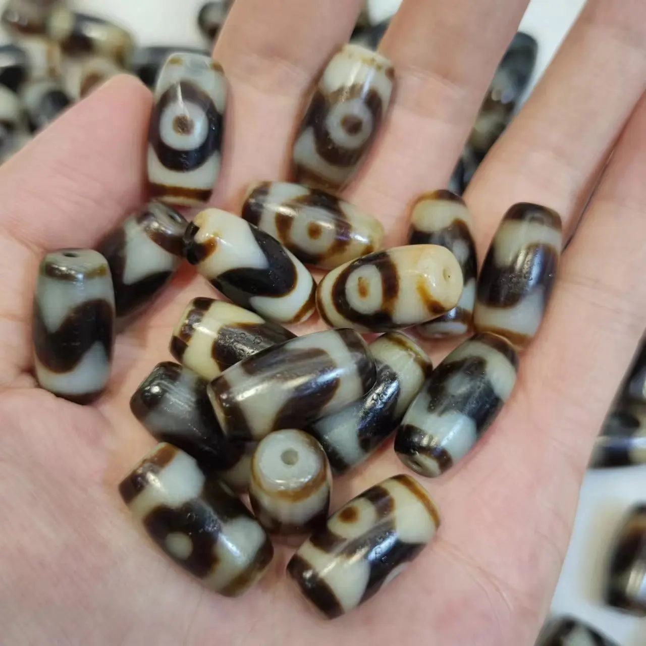 

100pcs/lot natural/panda tancheng three-eye pattern/old agate dzi wholesale Yellow teeth Barrel beads Weathering lines 20*10mm