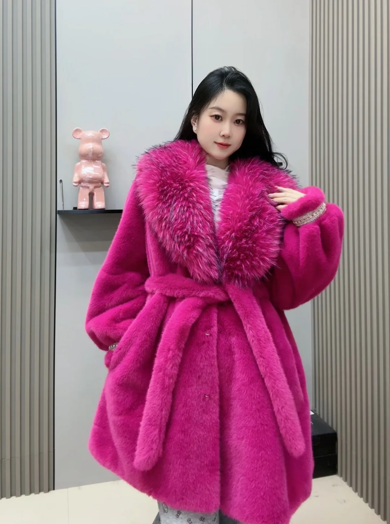 معطف فرو صناعي فاخر بياقة كبيرة على الموضة للنساء موضة أنيقة لشتاء 2025 معطف فروي سميك عالي الجودة